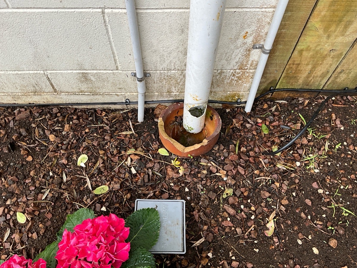 Broken clay gully collar pipe joint